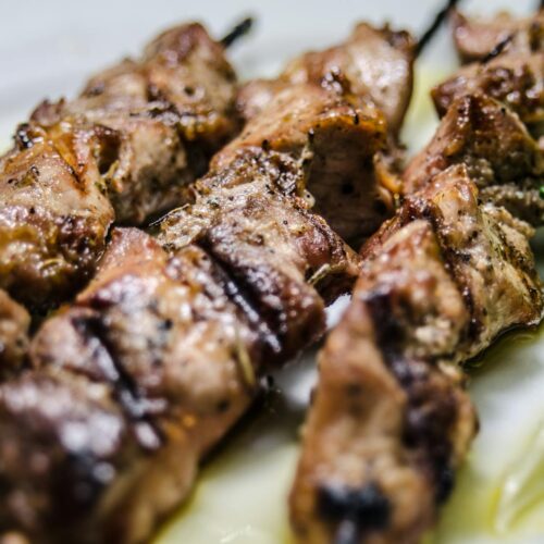Delicious grilled lamb skewers paired with fresh broccoli, perfect for a tasty meal.